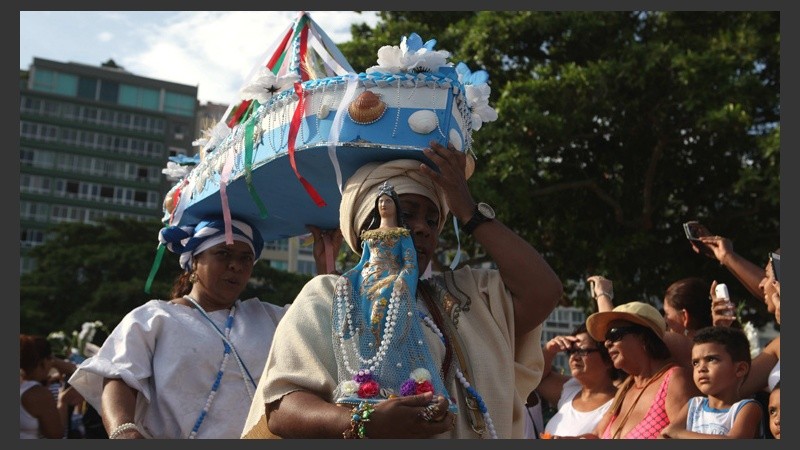 Creyentes en Río de Janeiro hacen ofrendas a Yemayá, la diosa del  mar.