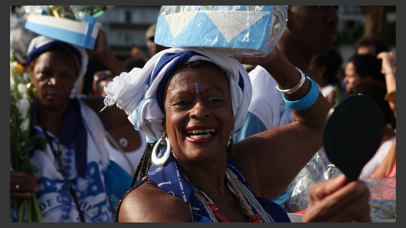 Vestidos en su mayoría de blanco y con flores y collares, el ritual se repite todos los finales de diciembre.