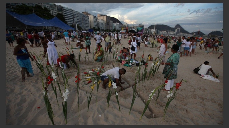 Flores sobre la playa. Una tradición que tiene su origen en África.