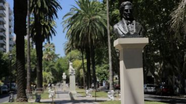Nuevas esculturas y fotografías antiguas en La Romántica del Boulevard. En las intersecciones con Oroño, de Montevideo hasta Jujuy.