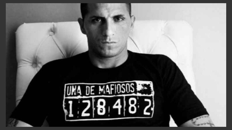 El ex arquero de Boca y San Lorenzo le pone el cuerpo a sus diseños.