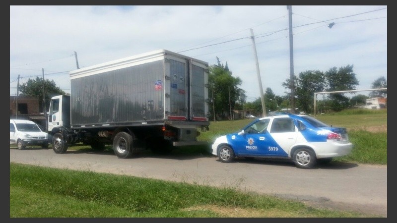 El camión del conocido frigorífico en el lugar en que lo dejaron. 