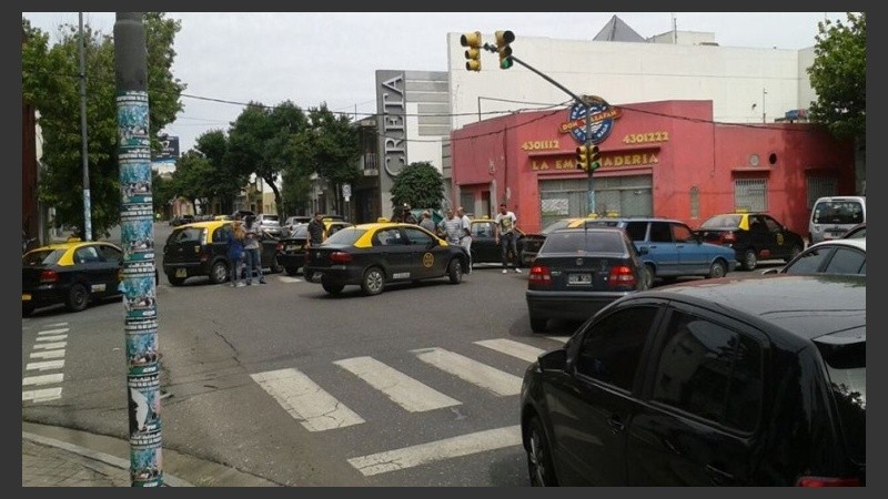 Taxistas autoconvocados en Servando Bayo y Córdoba.
