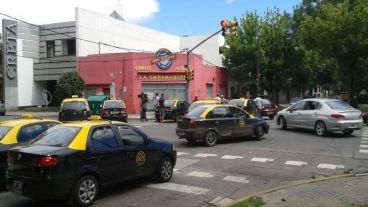 Taxistas autoconvocados en Servando Bayo y Córdoba.