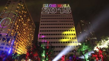 En Filipinas un juego de luces proyecta "2015" sobre un edificio.