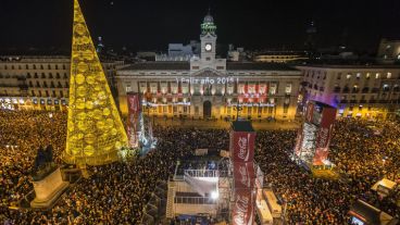 Una multitud en la tradicional plaza de Madrid en España.