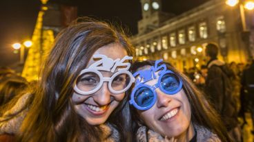 Dos chicas celebran el año nuevo en Madrid.
