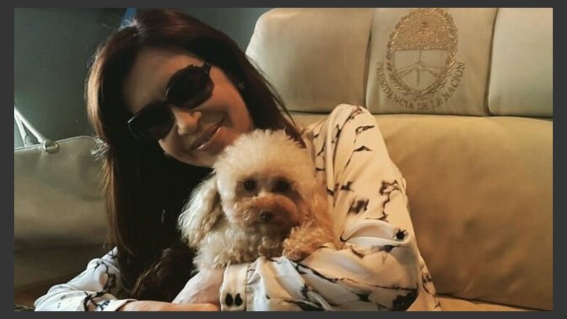 Cristina rumbo a El Calafate con su caniche Lolita para pasar las fiestas.