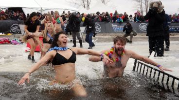 ¡Al agua bajo cero! Se realizó el tradicional "Chapuzón del oso polar"  en Canadá.