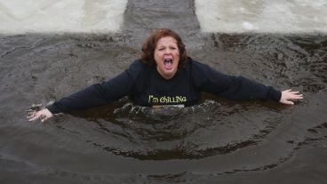 Una señora aceptó el desafío y con apenas un mínimo abrigo se metió al agua.