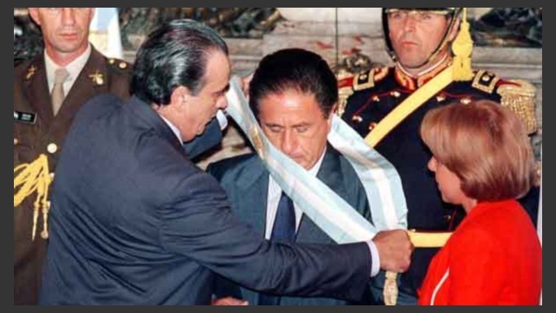 Duhalde y su esposa Chiche durante la ceremonia asunción el 2 de enero de 2002.