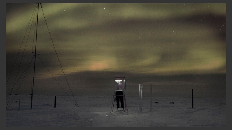 Vyacheslav observa y registra los datos meteorológicos diarios 