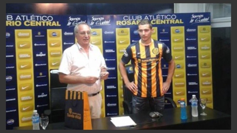 Marco Ruben junto al presidente canalla Raúl Broglia.