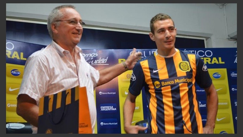 Marco Ruben junto al presidente canalla Raúl Broglia.