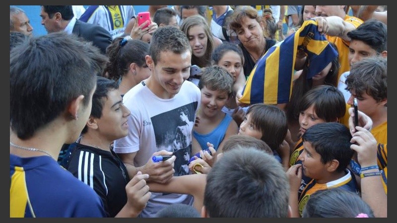 El recibimiento del delantero en Arroyito.