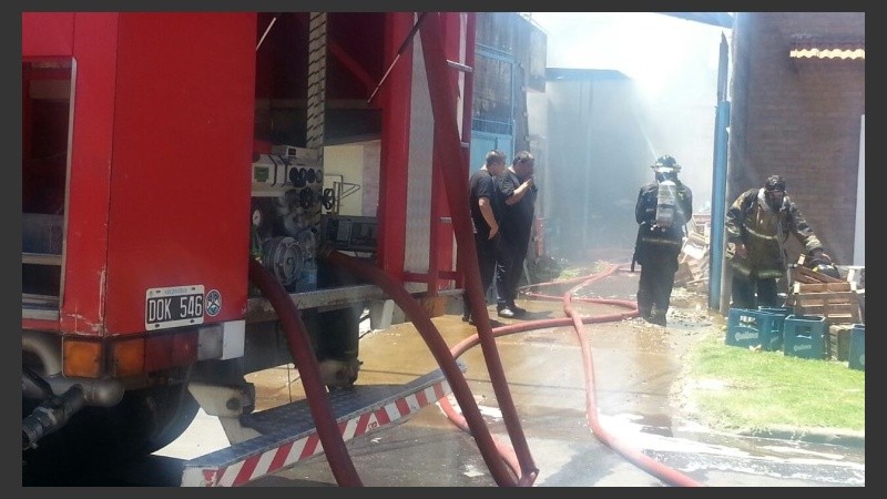 Los bomberos trabajaron intensamente para controlar el fuego. 
