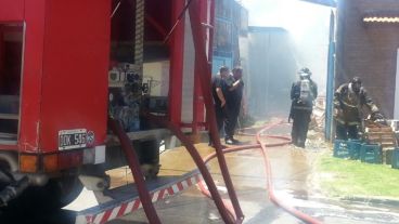 Los bomberos trabajaron intensamente para controlar el fuego.