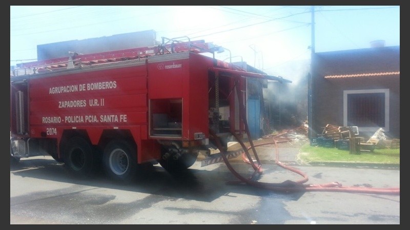 Los bomberos trabajaron intensamente para controlar el fuego. 