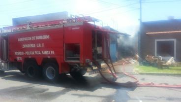 Los bomberos trabajaron intensamente para controlar el fuego.
