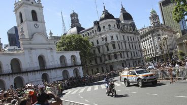 El desfile de vehículos pasó frente al Cabildo.