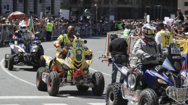 Los cuatri recorriendo las calles de Buenos Aires en la largada simbólica de este sábado por la tarde.