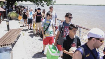 Rosarinos y turistas en una larga fila para abordar la embarcación.