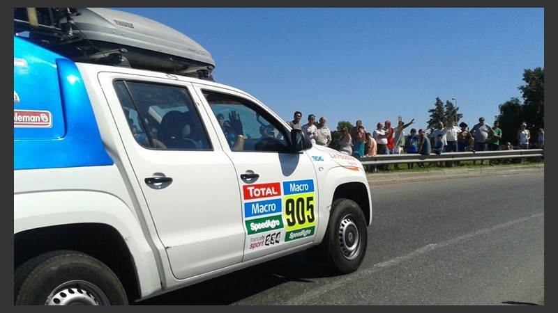 Los primeros vehículos del Dakar llegaron cerca de las 10 a la ciudad.