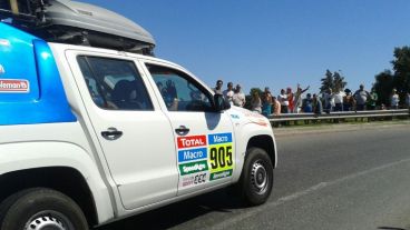 Los primeros vehículos del Dakar llegaron cerca de las 10 a la ciudad.