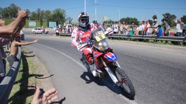 La gente saluda el paso de una moto en Pellegrini y Circunvalación.