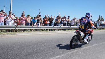 El español Marc Coma, campeón del Dakar en 2014, fue el primer competidor en llegar a la ciudad.