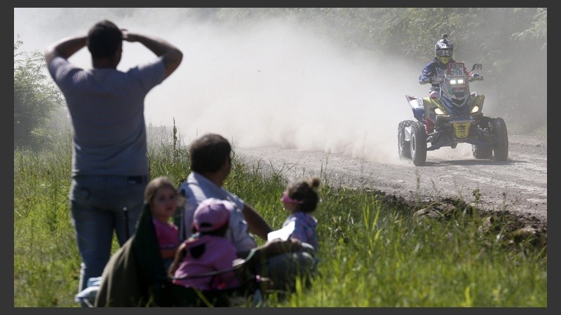 Una familia disfruta pasar al paraguayo Nelson Sanabria en su cuadriciclo en Villa Carlos Paz.