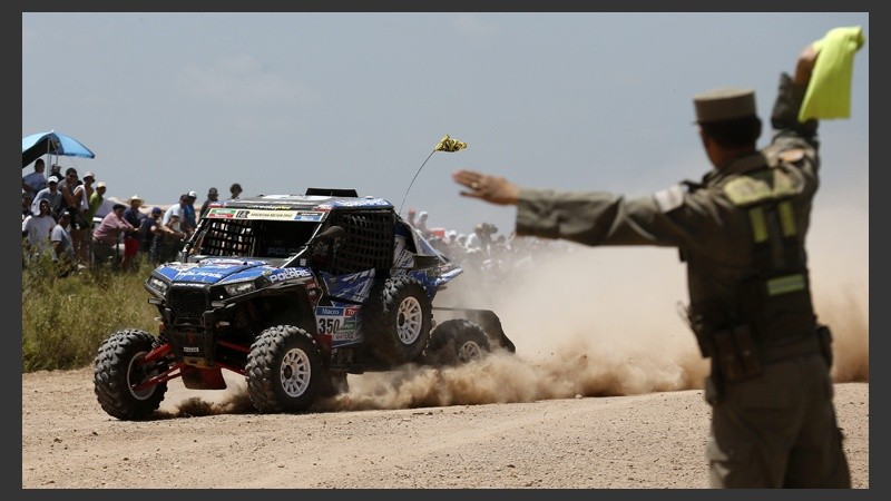 Un gendarme guía al  piloto francés William Alcaraz.
