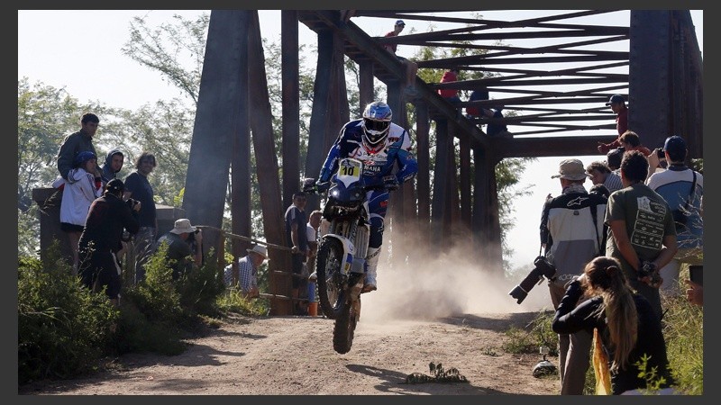El piloto español Juan Pedrero compite en su Yamaha en tierras cordobesas.