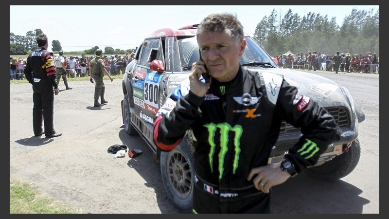 El piloto español de Mini, Nani Roma y su copiloto francés, Michel Perin tras sufrir una avería en su vehículo durante la primera etapa.