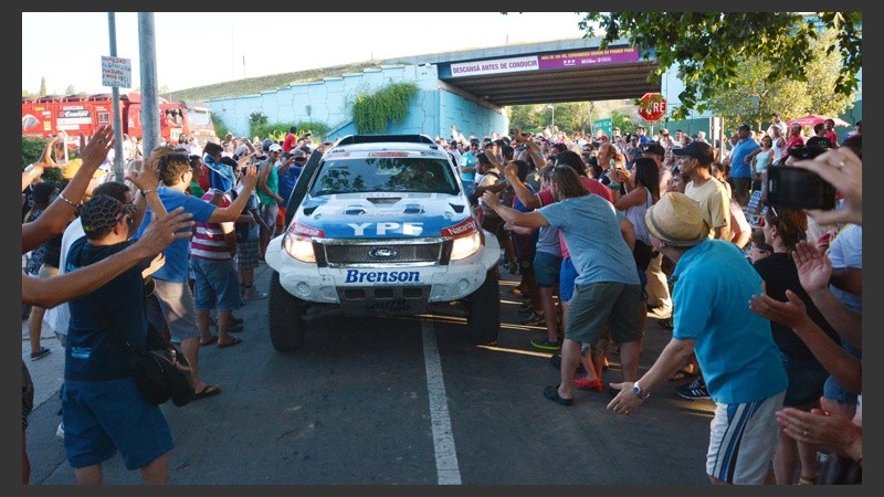 Al igual que en Rosario, muchos cordobeses recibieron a los vehículos del Dakar.