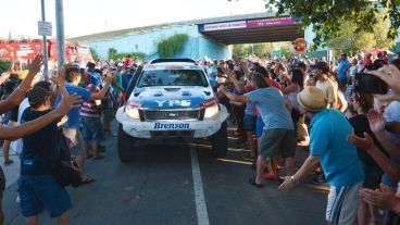 Al igual que en Rosario, muchos cordobeses recibieron a los vehículos del Dakar.