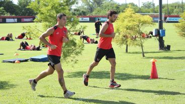Los referentes. Maxi Rodríguez y Nacho Scocco corriendo a la par.