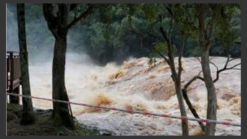 El volumen de agua caída en pocas horas provocó el colapso y desborde de los arroyos.