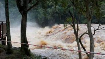 El volumen de agua caída en pocas horas provocó el colapso y desborde de los arroyos.