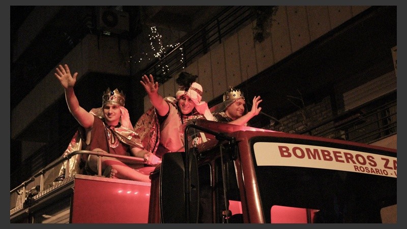 Los Reyes Magos llegaron arriba de la autobomba de los Bomberos Zapadores.
