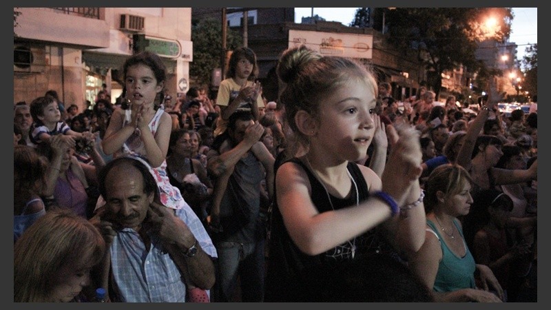 Una niña aplaudiendo queriendo ver a los Magos.
