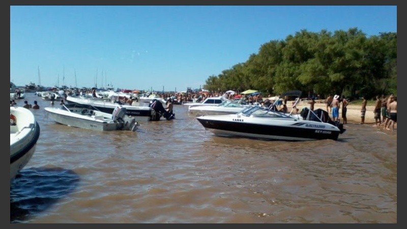 Lanchas, gomones, motos se multiplican en el río.
