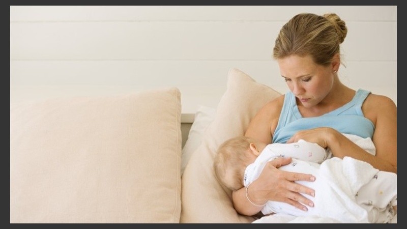En la lactancia hay que restablecer los niveles de hierro mediante el consumo de alimentos como la espinaca, pescado, frutos secos.