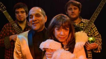 En "Monólogos del Paraná", el humor de Liliana Gioia y Juan Carlos Abdo es acompañado por Gurí Trío.