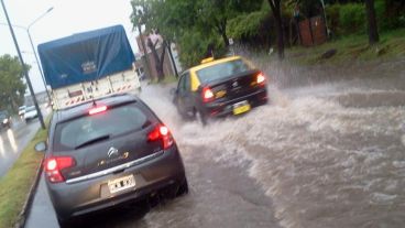 Los autos debían pasar por calles inundadas por la zona oeste.