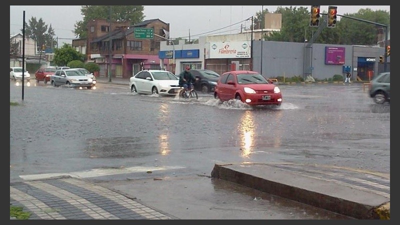 La lluvia llenó de agua las calles de la ciudad.