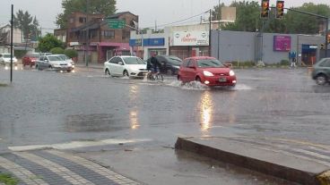 La lluvia llenó de agua las calles de la ciudad.