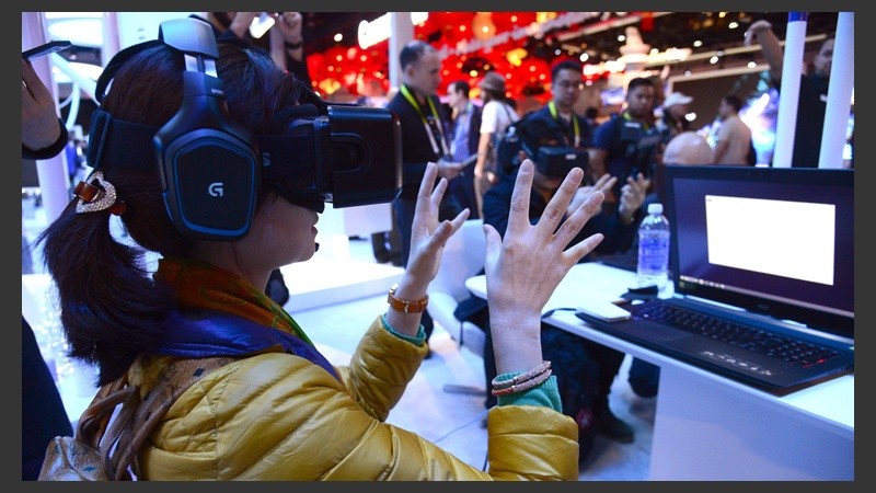  Una mujer utiliza un dispositivo de realidad virtual Altspace durante la inauguración.