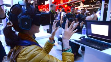 Una mujer utiliza un dispositivo de realidad virtual Altspace durante la inauguración.