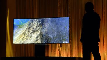 El vicepresidente ejecutivo de Samsung, Joe Stinziano, presenta el televisor curvo 4K.